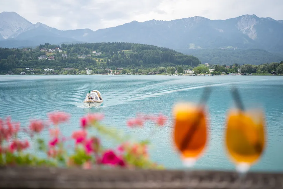 Zwei Drinks am Wasser, während das Hotelboot über den Faaker See fährt