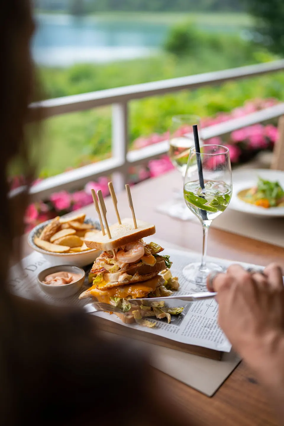 Burger mit Kartoffelspalten und Gemüse beim Mittagessen