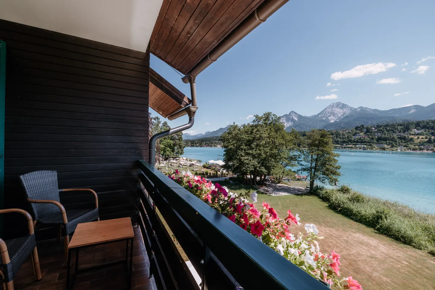 Balkon mit Blick über die Insel zum Faaker See und Mittagskogel