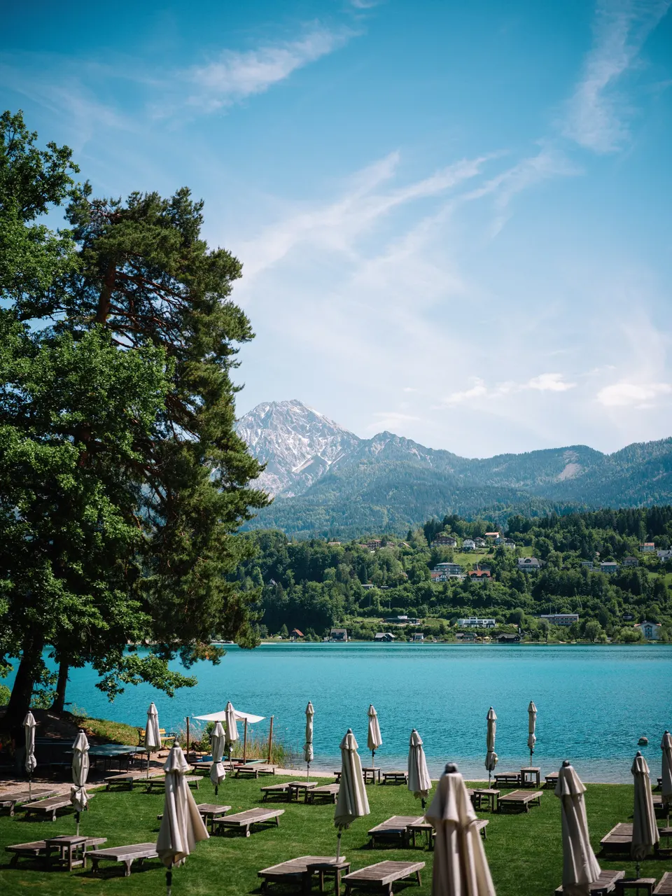 Liegewiese und Badestrand mit Blick über den Faaker See zum Mittagskogel