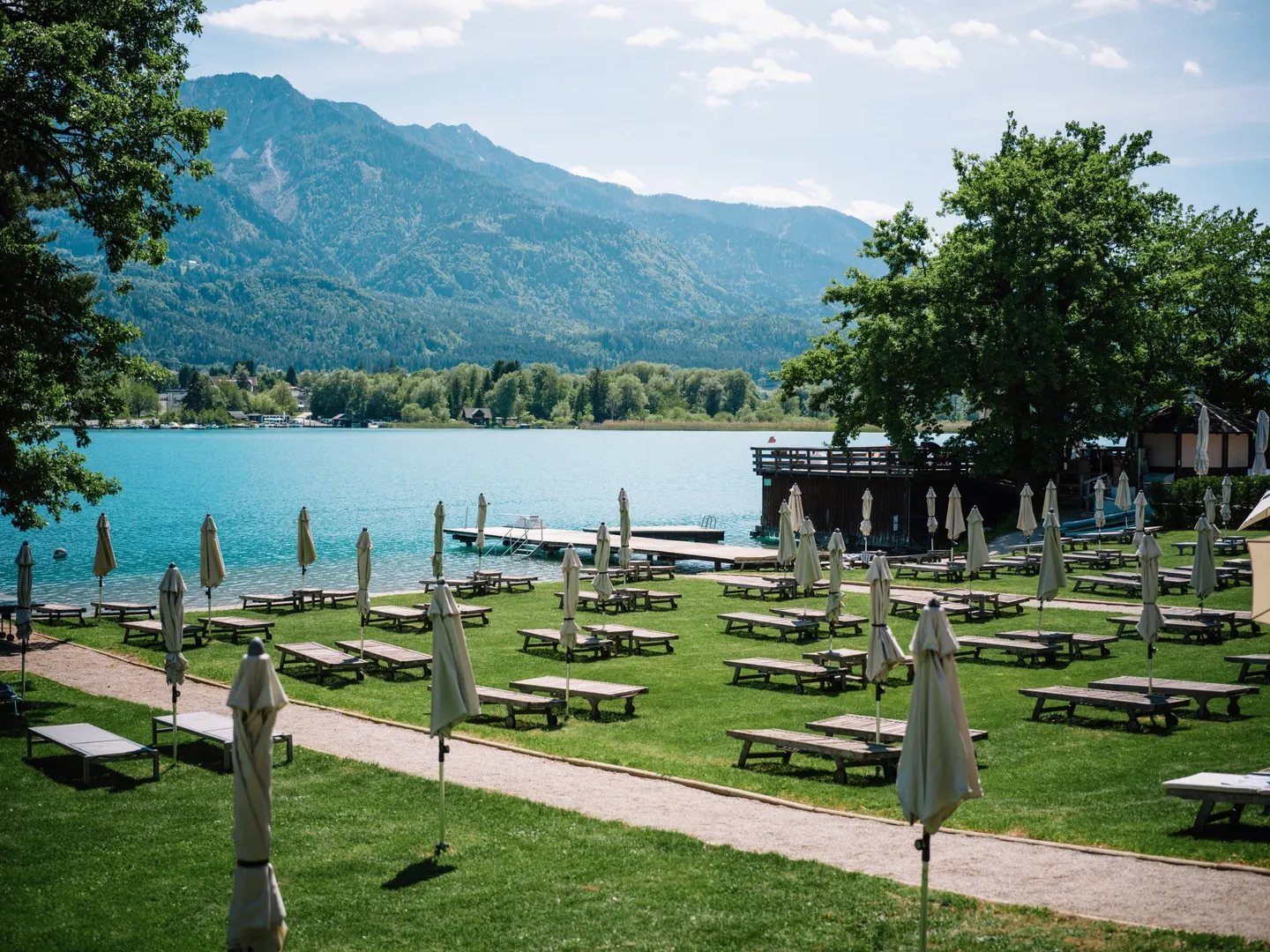 Badestrand und Liegewiese des Inselhotels direkt im Faaker See