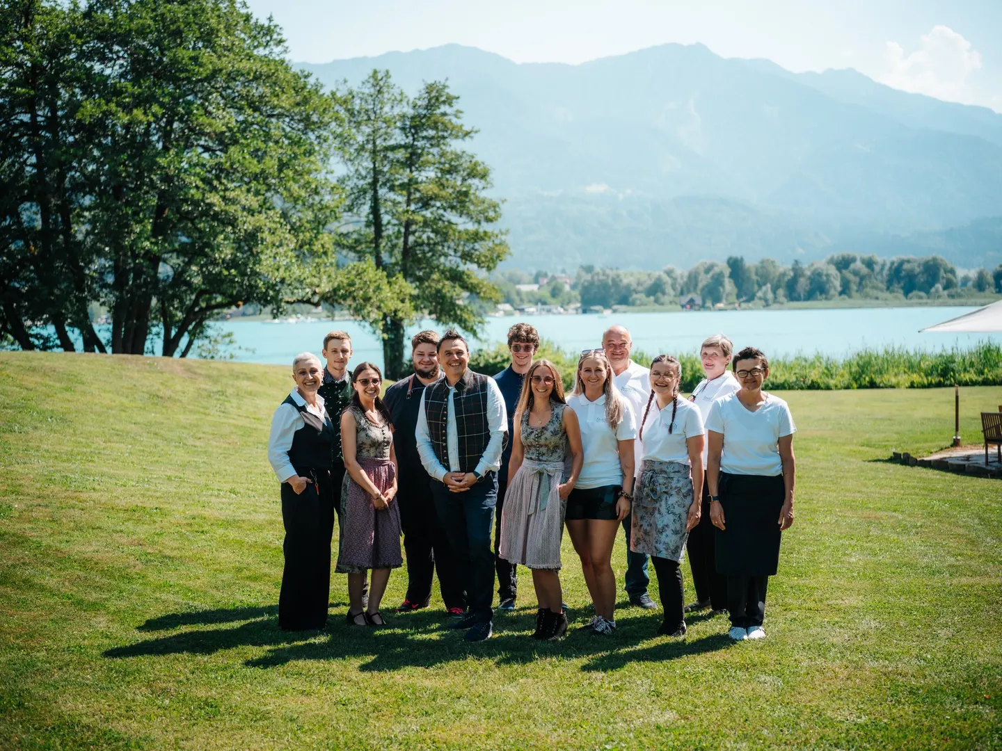 Das Team des Inselhotels gemeinsam draußen auf der Insel