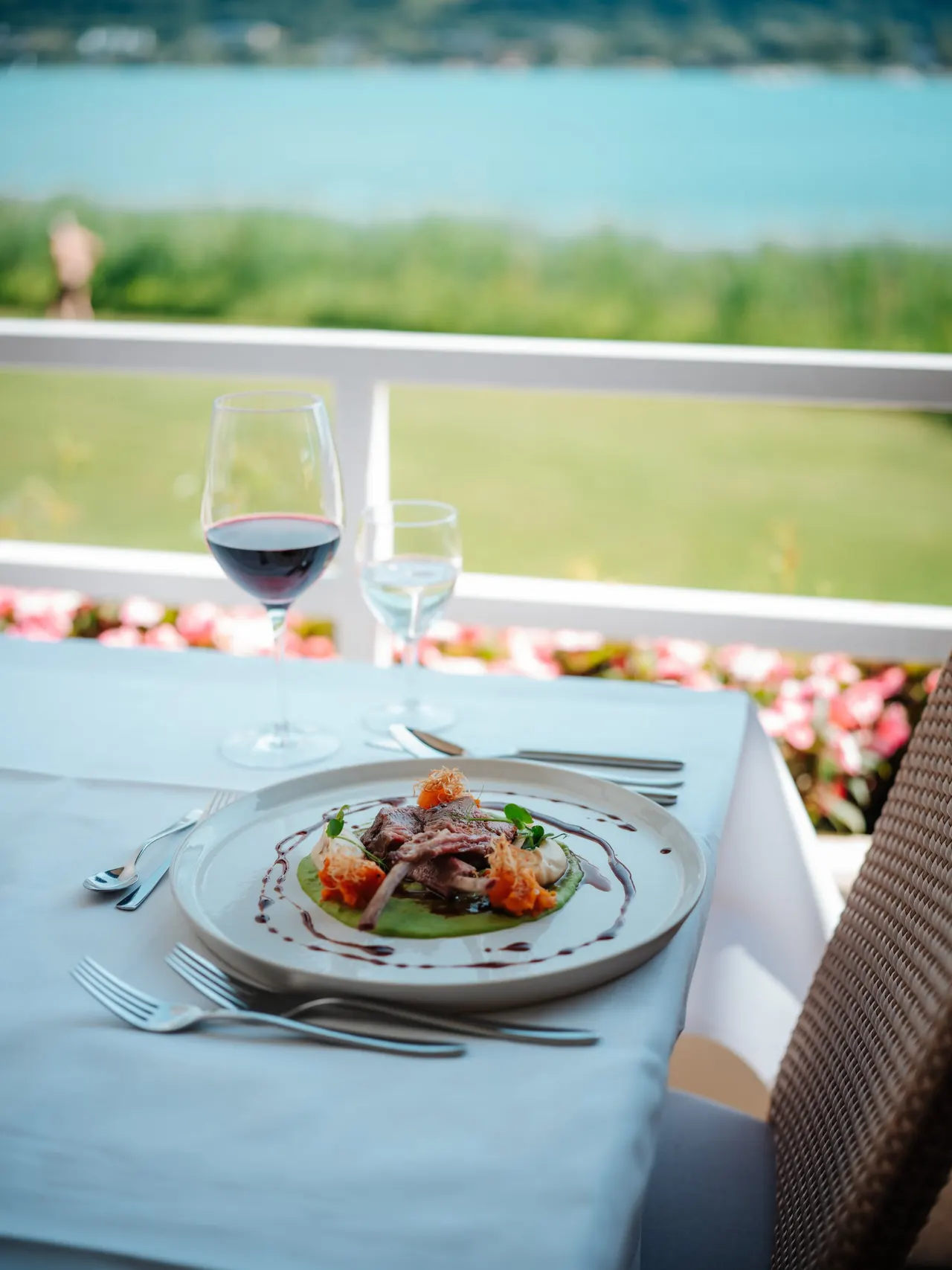 Angerichteter Teller beim Abendessen mit dem See im Hintergrund