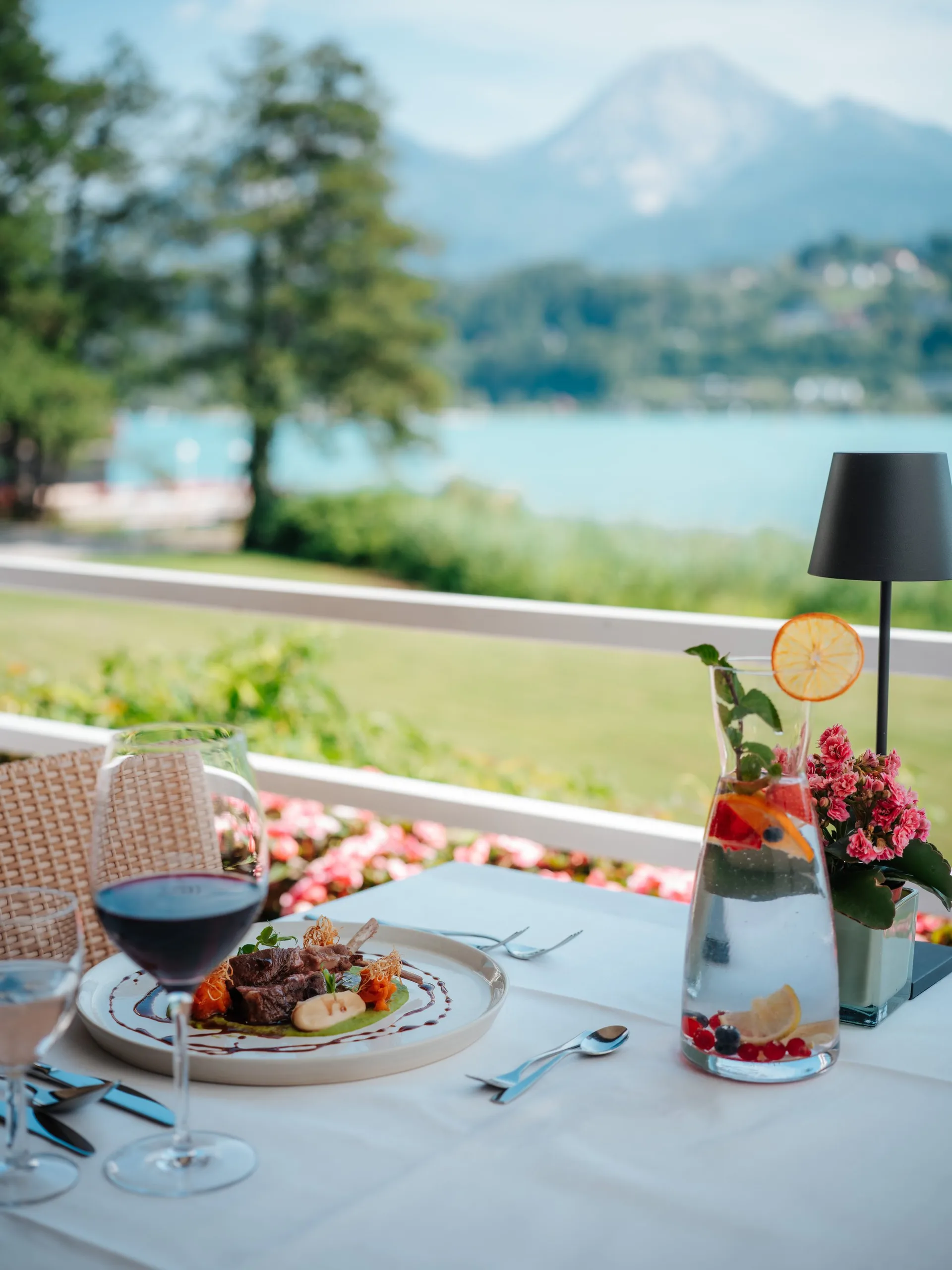 Restaurant und gedeckte Tische auf der Insel