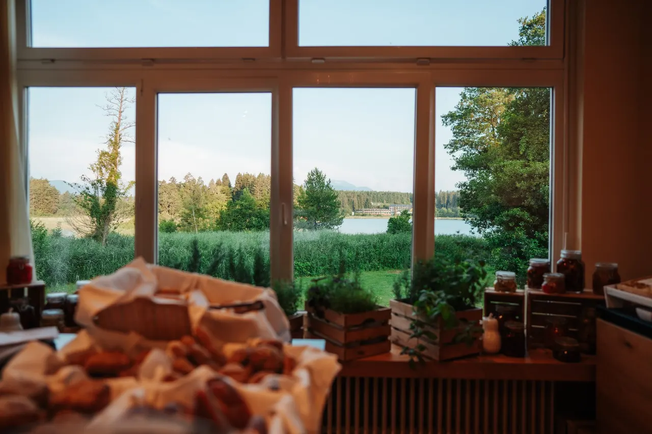 Frühstücksbuffet mit Bergblick über den Faaker See