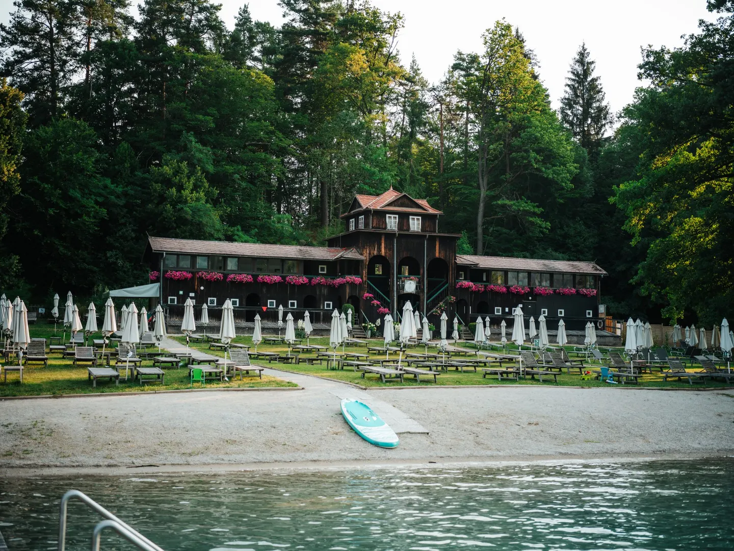 Das historische Badehaus direkt am See