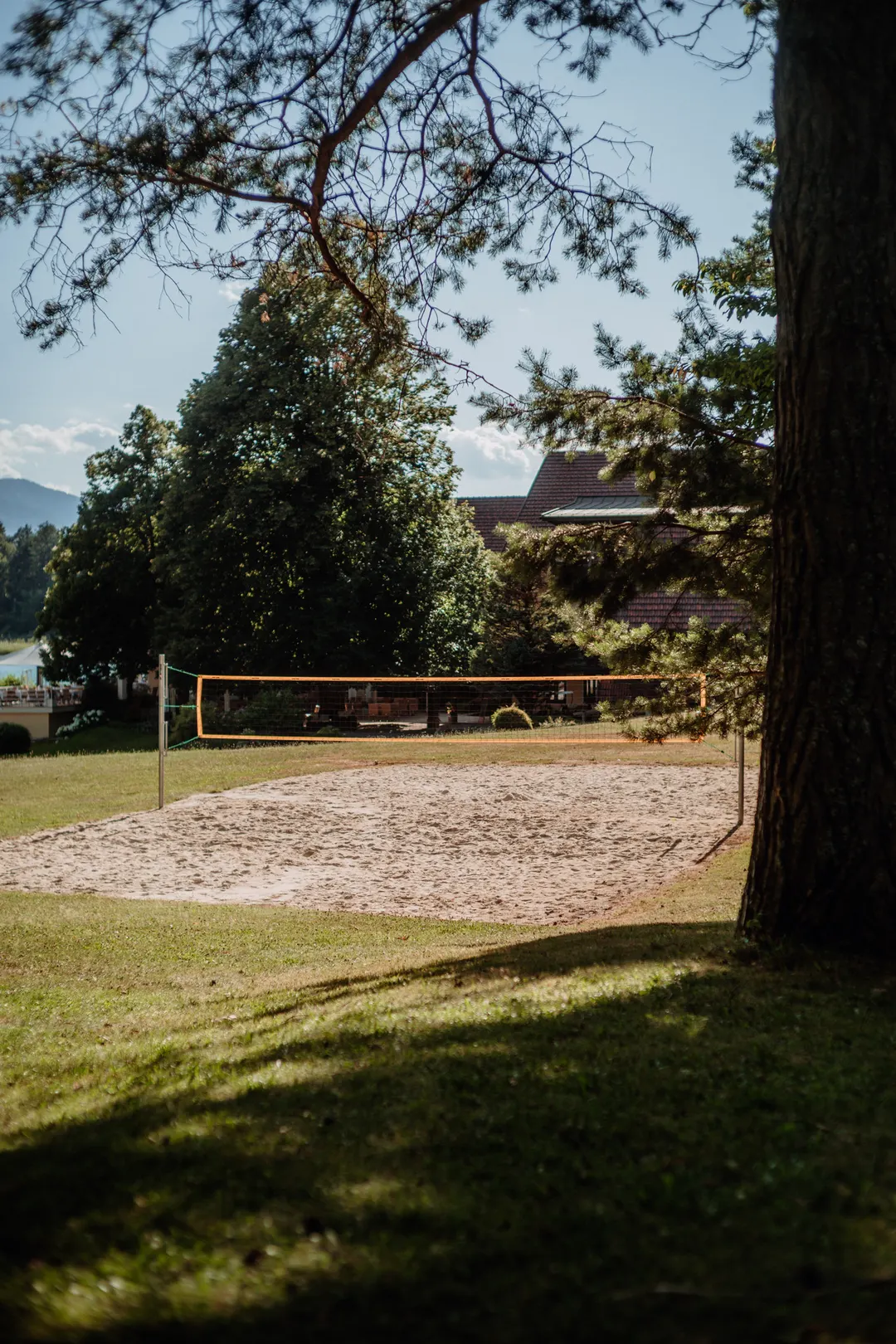 Beachvolleyballplatz zwischen den Bäumen der Insel