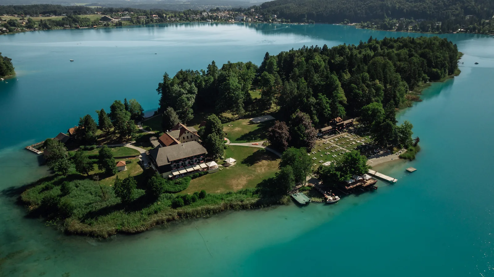 Das Inselhotel auf seiner Insel im Faaker See