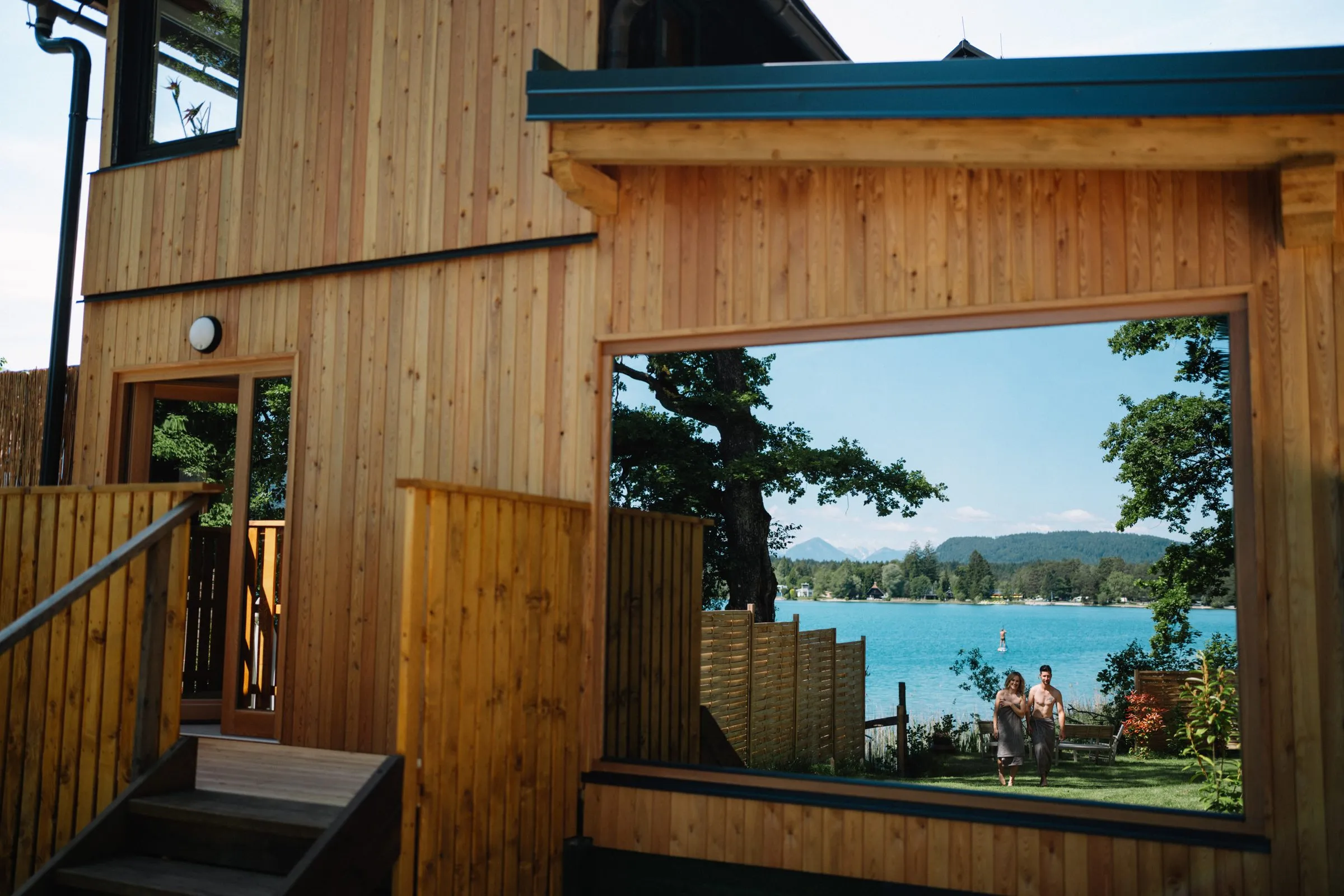 Die Sauna im Badehaus. Durch das grosse Fenster sieht man den See und das Ufer drüben.