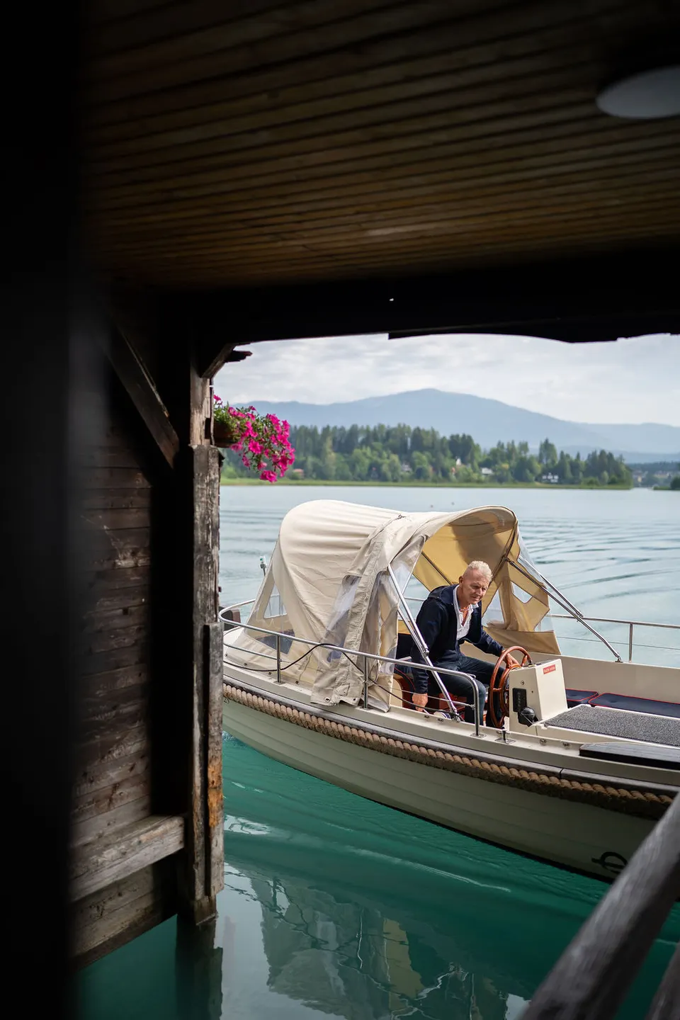 Hotelboot im hölzernen Bootshaus am See