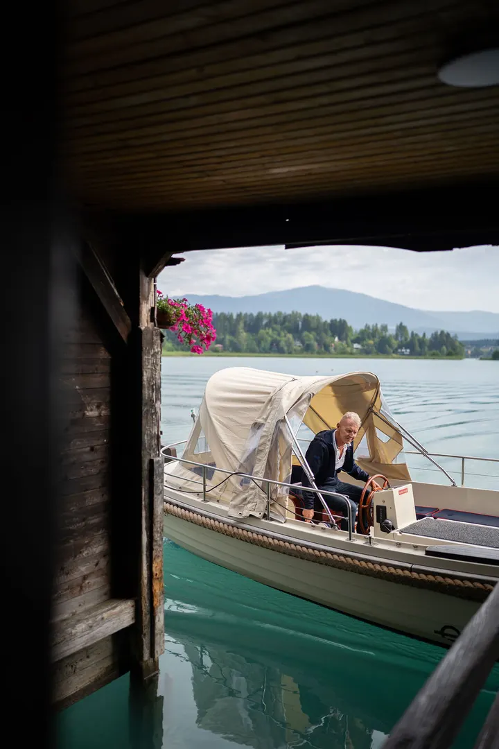 Hotelboot im Bootshaus am Festland