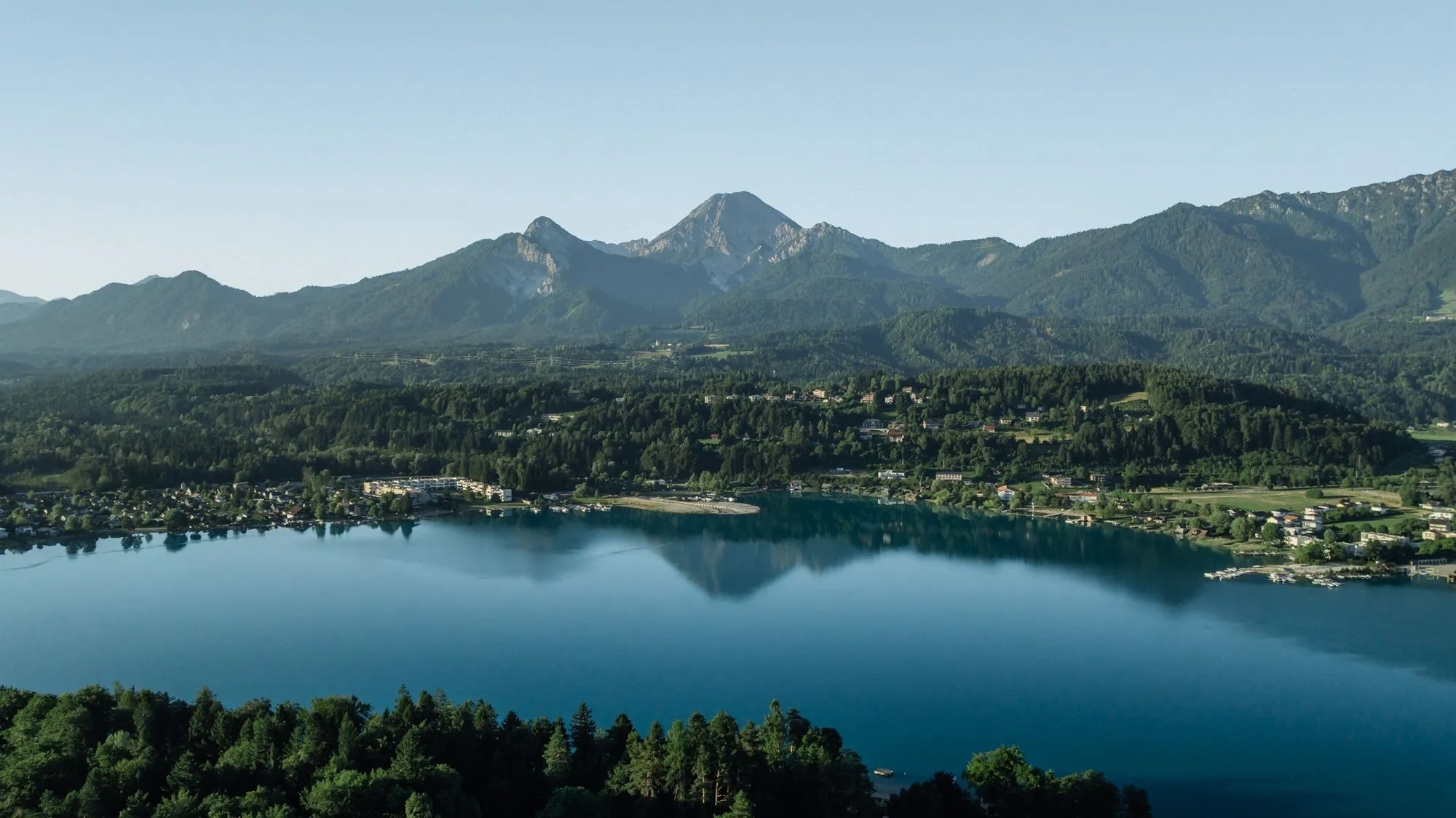 Der Mittagskogel über dem See, vom Wasser aus gesehen.