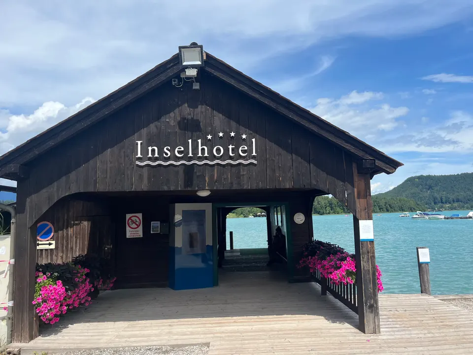 Das Bootshaus des Inselhotels frontal vom Festland aus gesehen