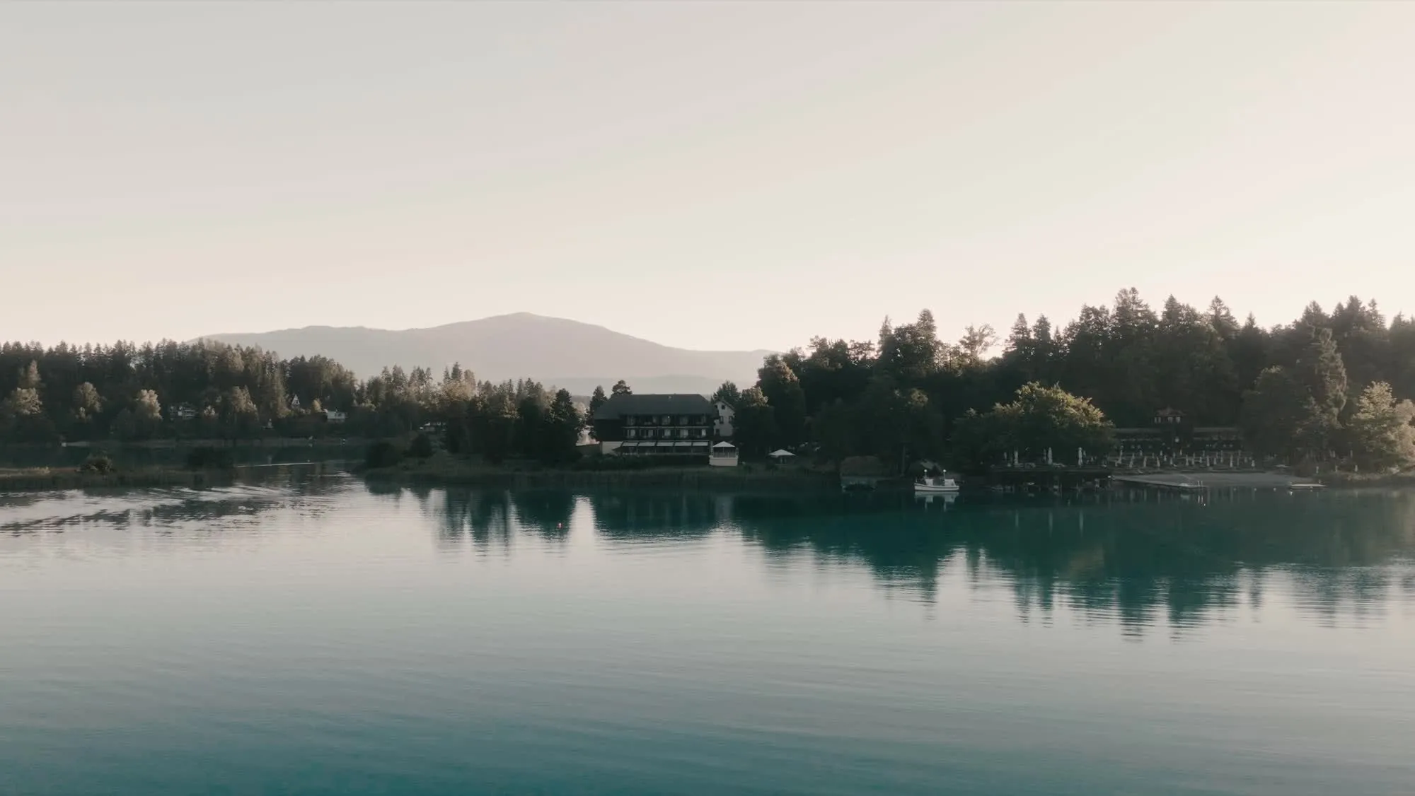 Die Insel im Morgenlicht, vom Wasser aus gesehen.