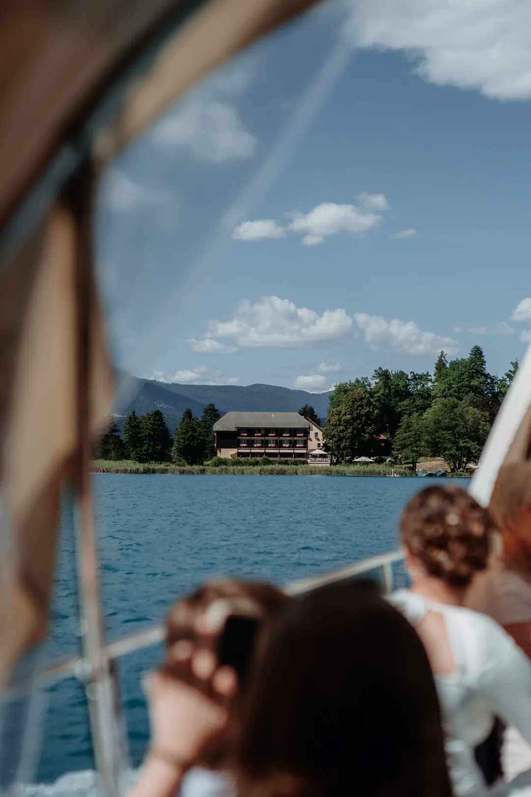 Gäste während der Überfahrt mit dem Hotelboot