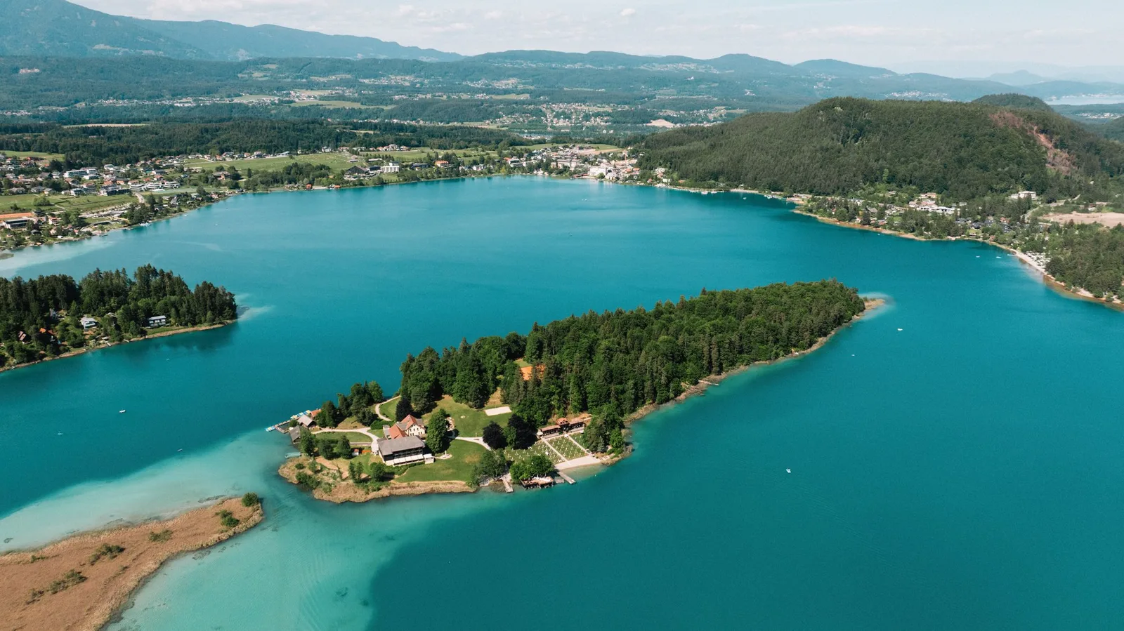 Die Insel im Faaker See aus der Luft